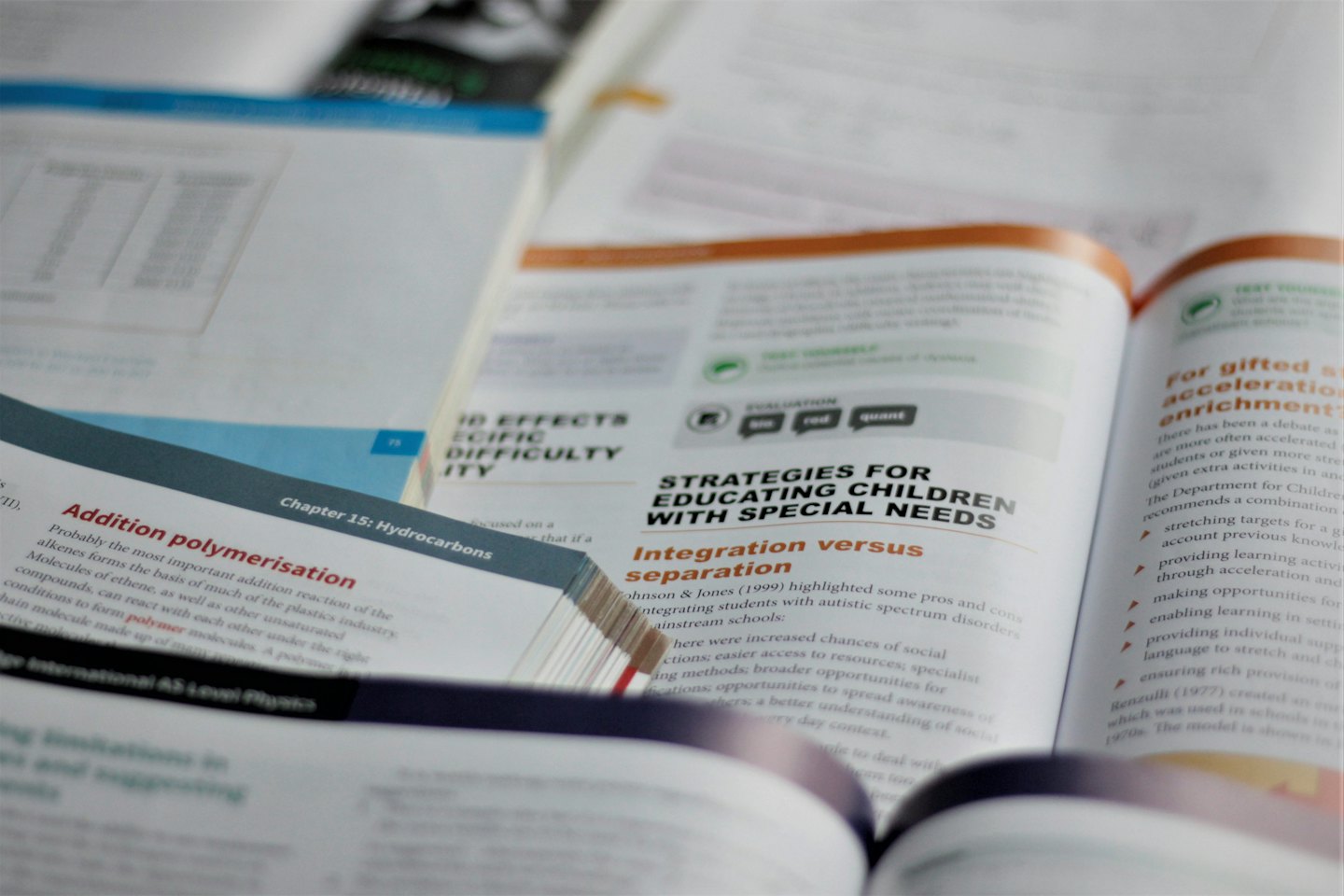 Otwarte podręczniki prezentujące przedmioty edukacyjne i schematy naukowe.